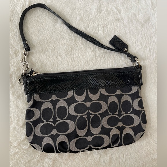Coach large Wristlet EUC - Picture 3 of 6